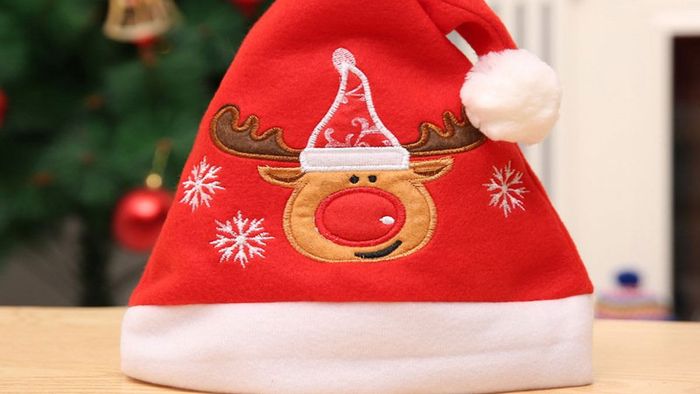 Nón Noel len cho bé